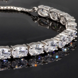 Exquisites Damen-Armband aus polierten und rhodinierten 925er Sterling Silber mit funkelnden, hochkarätigen Zirkoniasteinen (Diamantimitationen) im Ovalschliff - längenverstellbar  ca. 16-24 cm
