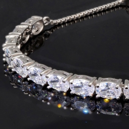 Exquisites Damen-Armband aus polierten und rhodinierten 925er Sterling Silber mit funkelnden, hochkarätigen Zirkoniasteinen (Diamantimitationen) im Ovalschliff - längenverstellbar  ca. 16-24 cm