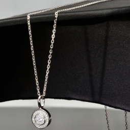 Edles Schmuckset aus glänzendem 925 Sterling Silber, bestehend aus einer feinen Ankerkette und einem Anhänger, bestückt mit vielen kleinen und einem hochkarätigen Zirkonia (Diamantimitat)