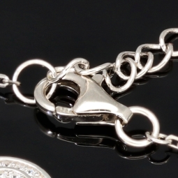 Edles Schmuckset aus glänzendem 925 Sterling Silber, bestehend aus einer feinen Ankerkette und einem Anhänger, bestückt mit vielen kleinen und einem hochkarätigen Zirkonia (Diamantimitat)