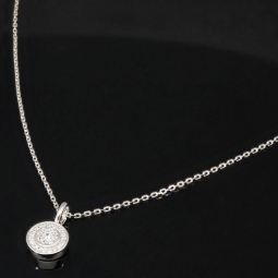 Edles Schmuckset aus glänzendem 925 Sterling Silber, bestehend aus einer feinen Ankerkette und einem Anhänger, bestückt mit vielen kleinen und einem hochkarätigen Zirkonia (Diamantimitat)