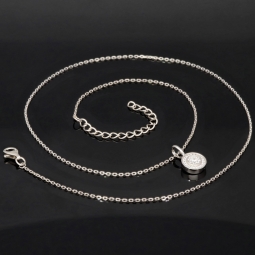 Edles Schmuckset aus glänzendem 925 Sterling Silber, bestehend aus einer feinen Ankerkette und einem Anhänger, bestückt mit vielen kleinen und einem hochkarätigen Zirkonia (Diamantimitat)