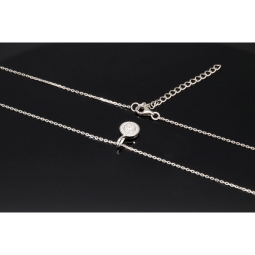 Edles Schmuckset aus glänzendem 925 Sterling Silber, bestehend aus einer feinen Ankerkette und einem Anhänger, bestückt mit vielen kleinen und einem hochkarätigen Zirkonia (Diamantimitat)