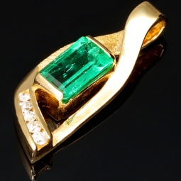 Außergewöhnlicher Smaragdanhänger in 18K / 750 Gold mit einem beeindruckenden kolumbianischen Smaragd von ca. 1 ct und 5 Diamanten (gesamt ca. 0,12 ct.)