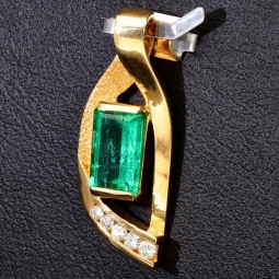 Außergewöhnlicher Smaragdanhänger in 18K / 750 Gold mit einem beeindruckenden kolumbianischen Smaragd von ca. 1 ct und 5 Diamanten (gesamt ca. 0,12 ct.)