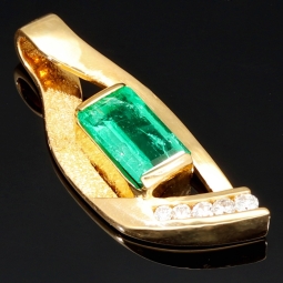 Außergewöhnlicher Smaragdanhänger in 18K / 750 Gold mit einem beeindruckenden kolumbianischen Smaragd von ca. 1 ct und 5 Diamanten (gesamt ca. 0,12 ct.)