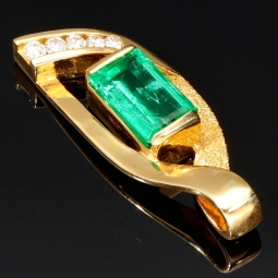 Außergewöhnlicher Smaragdanhänger in 18K / 750 Gold mit einem beeindruckenden kolumbianischen Smaragd von ca. 1 ct und 5 Diamanten (gesamt ca. 0,12 ct.)