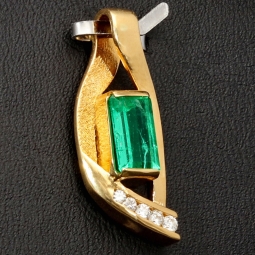 Außergewöhnlicher Smaragdanhänger in 18K / 750 Gold mit einem beeindruckenden kolumbianischen Smaragd von ca. 1 ct und 5 Diamanten (gesamt ca. 0,12 ct.)