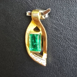 Außergewöhnlicher Smaragdanhänger in 18K / 750 Gold mit einem beeindruckenden kolumbianischen Smaragd von ca. 1 ct und 5 Diamanten (gesamt ca. 0,12 ct.)