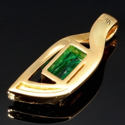 Außergewöhnlicher Smaragdanhänger in 18K / 750 Gold mit einem beeindruckenden kolumbianischen Smaragd von ca. 1 ct und 5 Diamanten (gesamt ca. 0,12 ct.)