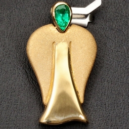Stilvoller-Anhänger in Form eines Engels in Handarbeit in 750er (18K) Gelbgold hergestellt mit einem leuchtend tannengrünen kolumbianischen Smaragd in Tropfenform (ca. 0,25 ct.) geschliffen