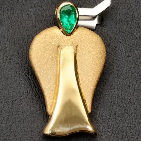 Stilvoller-Anhänger in Form eines Engels in Handarbeit in 750er (18K) Gelbgold hergestellt mit einem leuchtend tannengrünen kolumbianischen Smaragd in Tropfenform (ca. 0,25 ct.) geschliffen