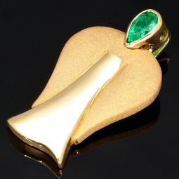 Stilvoller-Anhänger in Form eines Engels in Handarbeit in 750er (18K) Gelbgold hergestellt mit einem leuchtend tannengrünen kolumbianischen Smaragd in Tropfenform (ca. 0,25 ct.) geschliffen