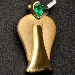 Stilvoller-Anhänger in Form eines Engels in Handarbeit in 750er (18K) Gelbgold hergestellt mit einem leuchtend tannengrünen kolumbianischen Smaragd in Tropfenform (ca. 0,25 ct.) geschliffen