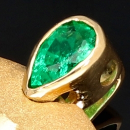 Stilvoller-Anhänger in Form eines Engels in Handarbeit in 750er (18K) Gelbgold hergestellt mit einem leuchtend tannengrünen kolumbianischen Smaragd in Tropfenform (ca. 0,25 ct.) geschliffen