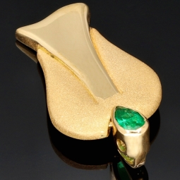 Stilvoller-Anhänger in Form eines Engels in Handarbeit in 750er (18K) Gelbgold hergestellt mit einem leuchtend tannengrünen kolumbianischen Smaragd in Tropfenform (ca. 0,25 ct.) geschliffen