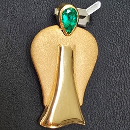 Stilvoller-Anhänger in Form eines Engels in Handarbeit in 750er (18K) Gelbgold hergestellt mit einem leuchtend tannengrünen kolumbianischen Smaragd in Tropfenform (ca. 0,25 ct.) geschliffen