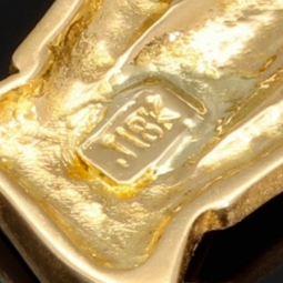 Stilvoller-Anhänger in Form eines Engels in Handarbeit in 750er (18K) Gelbgold hergestellt mit einem leuchtend tannengrünen kolumbianischen Smaragd in Tropfenform (ca. 0,25 ct.) geschliffen