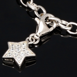 Verspieltes rhodiniertes Silberarmband mit abnehmbarem Sterneinhänger und 11 funkelnden Zirkonia (Diamantimitationen ca. 0,11 ct)  im Brillantschliff - ca. 19cm - 925 Sterling Silber