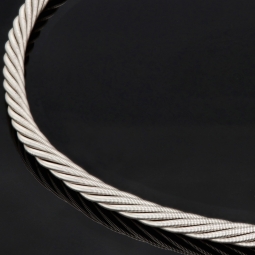 Wellendorff Markenschmuck: Beeindruckendes Collier / Seidenkordel, mit feiner Struktur aus hochwertigem Gold in ca 43 cm Länge (18K / 750 Weißgold, ca. 78,5g)