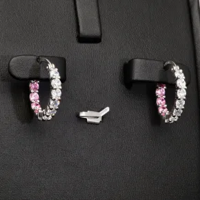 Trendige Creolen / Ohrringe aus 925er Silber, rhodiniert und hochglanzpoliert, veredelt mit weißen und rosa Zirkonia-Steinen im Brillantschliff (Diamantimitationen)