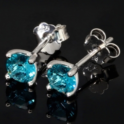 Exquisite Ohrstecker aus 925 Sterling Silber bestückt mit 2 größeren, leuchtenden blauen Zirkoniasteinen (Diamantimitationen) in Krappen gefasst