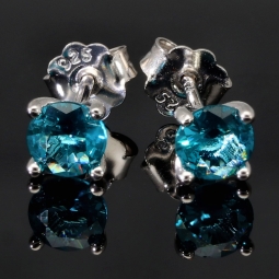 Exquisite Ohrstecker aus 925 Sterling Silber bestückt mit 2 größeren, leuchtenden blauen Zirkoniasteinen (Diamantimitationen) in Krappen gefasst