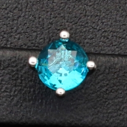 Exquisite Ohrstecker aus 925 Sterling Silber bestückt mit 2 größeren, leuchtenden blauen Zirkoniasteinen (Diamantimitationen) in Krappen gefasst