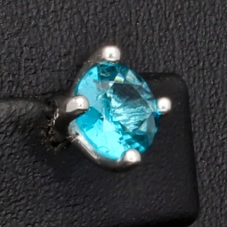 Exquisite Ohrstecker aus 925 Sterling Silber bestückt mit 2 größeren, leuchtenden blauen Zirkoniasteinen (Diamantimitationen) in Krappen gefasst
