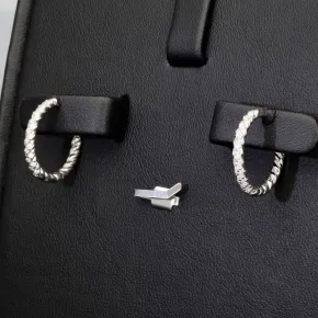 Mini Creolen / Ohrringe aus 925 Sterling Silber, rhodiniert und poliert veredelt mit leuchtenden Zirkonia-Steinen (Diamantimitationen) im Brillantschliff