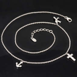 Stilvolle Halskette aus rhodiniertem 925er Silber mit eingearbeiteten Charms (Kreuz, Schleife und Anker) mit Zirkoniasteinen besetzt (Diamantimitationen), ca. 42-45 länge verstellbar