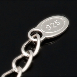 Stilvolle Halskette aus rhodiniertem 925er Silber mit eingearbeiteten Charms (Kreuz, Schleife und Anker) mit Zirkoniasteinen besetzt (Diamantimitationen), ca. 42-45 länge verstellbar