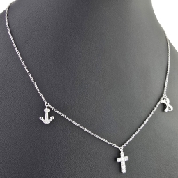 Stilvolle Halskette aus rhodiniertem 925er Silber mit eingearbeiteten Charms (Kreuz, Schleife und Anker) mit Zirkoniasteinen besetzt (Diamantimitationen), ca. 42-45 länge verstellbar