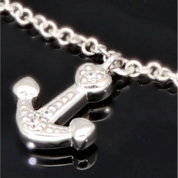Stilvolle Halskette aus rhodiniertem 925er Silber mit eingearbeiteten Charms (Kreuz, Schleife und Anker) mit Zirkoniasteinen besetzt (Diamantimitationen), ca. 42-45 länge verstellbar