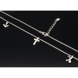 Stilvolle Halskette aus rhodiniertem 925er Silber mit eingearbeiteten Charms (Kreuz, Schleife und Anker) mit Zirkoniasteinen besetzt (Diamantimitationen), ca. 42-45 länge verstellbar