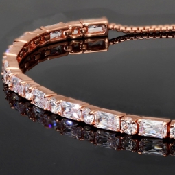 Exquisites 925er Silberarmband, rosévergoldet für Damen mit Zirkoniabesatz im Baguette- und Diamantschliff – Armband längenverstellbar von ca. 16-24 cm
