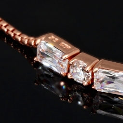 Exquisites 925er Silberarmband, rosévergoldet für Damen mit Zirkoniabesatz im Baguette- und Diamantschliff – Armband längenverstellbar von ca. 16-24 cm