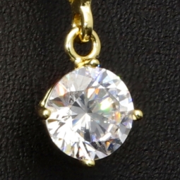 Hochwertig produzierte Ohrringe aus glänzendem 925er Sterling Silber, vergoldet und besetzt mit leuchtenden Zirkonia-Steinen im Brillantschliff (Diamantimitationen)