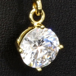 Hochwertig produzierte Ohrringe aus glänzendem 925er Sterling Silber, vergoldet und besetzt mit leuchtenden Zirkonia-Steinen im Brillantschliff (Diamantimitationen)