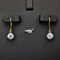 Hochwertig produzierte Ohrringe aus glänzendem 925er Sterling Silber, vergoldet und besetzt mit leuchtenden Zirkonia-Steinen im Brillantschliff (Diamantimitationen)