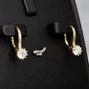 Ohrringe aus feinem 925er Silber, vergoldet und veredelt mit glitzernden Zirkonia-Steinen im Brillantschliff (Diamant-Imitation-Steine) in Krappen eingefasst– stilvoll, feminin und zeitlos schön