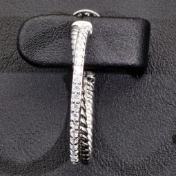 Glänzende Creolen / Ohrringe aus 925 Silber, rhodiniert und poliert, besetzt mit vielen, kleinen funkelnden Zirkonia-Steinen im Brillantschliff