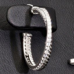Glänzende Creolen / Ohrringe aus 925 Silber, rhodiniert und poliert, besetzt mit vielen, kleinen funkelnden Zirkonia-Steinen im Brillantschliff
