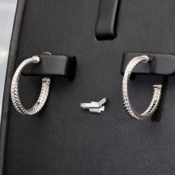 Glänzende Creolen / Ohrringe aus 925 Silber, rhodiniert und poliert, besetzt mit vielen, kleinen funkelnden Zirkonia-Steinen im Brillantschliff