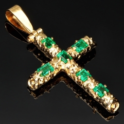 Kreuzanhänger mit 6 funkelnden, leuchtend grünen, Smaragd in einer besonderen Art der Krappenfassung fixiert. Modern und zugleich zeitlos. (750er 18K Gold)