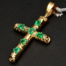 Kreuzanhänger mit 6 funkelnden, leuchtend grünen, Smaragd in einer besonderen Art der Krappenfassung fixiert. Modern und zugleich zeitlos. (750er 18K Gold)
