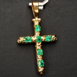Kreuzanhänger mit 6 funkelnden, leuchtend grünen, Smaragd in einer besonderen Art der Krappenfassung fixiert. Modern und zugleich zeitlos. (750er 18K Gold)