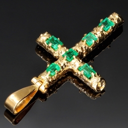 Kreuzanhänger mit 6 funkelnden, leuchtend grünen, Smaragd in einer besonderen Art der Krappenfassung fixiert. Modern und zugleich zeitlos. (750er 18K Gold)