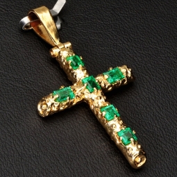 Kreuzanhänger mit 6 funkelnden, leuchtend grünen, Smaragd in einer besonderen Art der Krappenfassung fixiert. Modern und zugleich zeitlos. (750er 18K Gold)