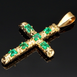 Kreuzanhänger mit 6 funkelnden, leuchtend grünen, Smaragd in einer besonderen Art der Krappenfassung fixiert. Modern und zugleich zeitlos. (750er 18K Gold)